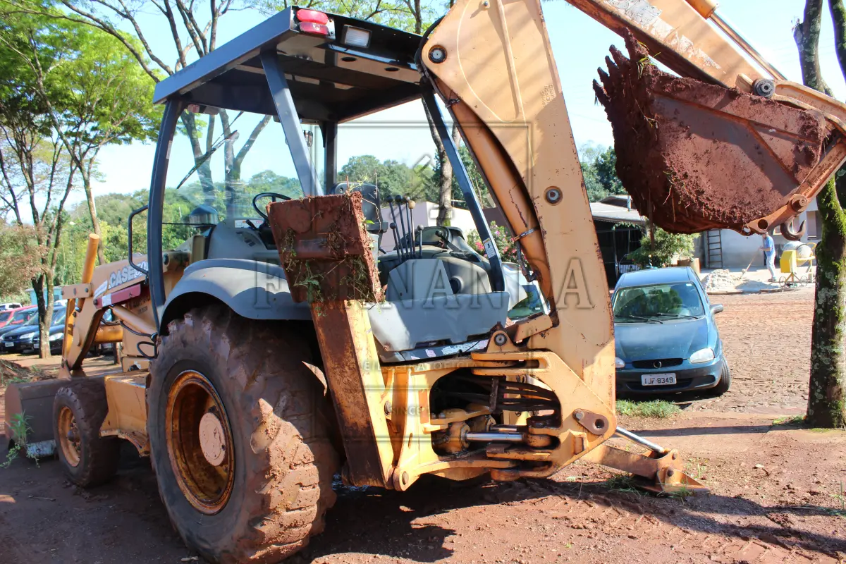 LOTE 008 - Retroescavadeira marca Case ano 2007, modelo 580M, 4x2, motor Cumins 4-B4.5, potência 77HP Chassi N7AH13783