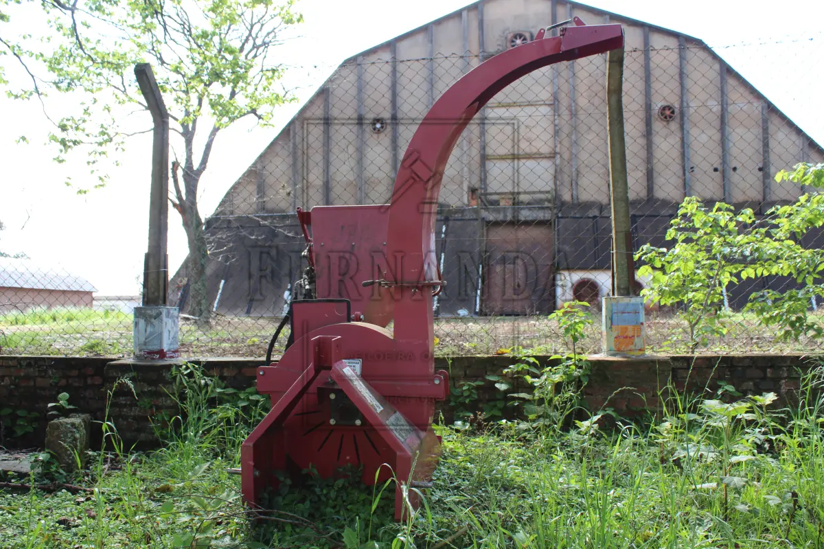 LOTE 011 - Triturador de galhos e troncos com capacidade de trituração de até 15 cm de diâmetro acoplado no engate de três pontos e acionamento de cardan.