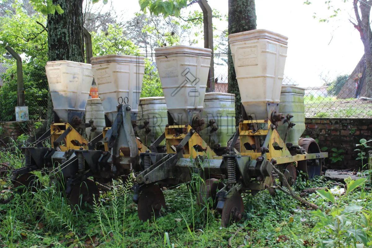 LOTE 014 - Plantadeira de plantio direto com 04(qautro) linhas para amendoim e milho, hidráulica para engate três pontos marca Baldan, Série 586472001001
