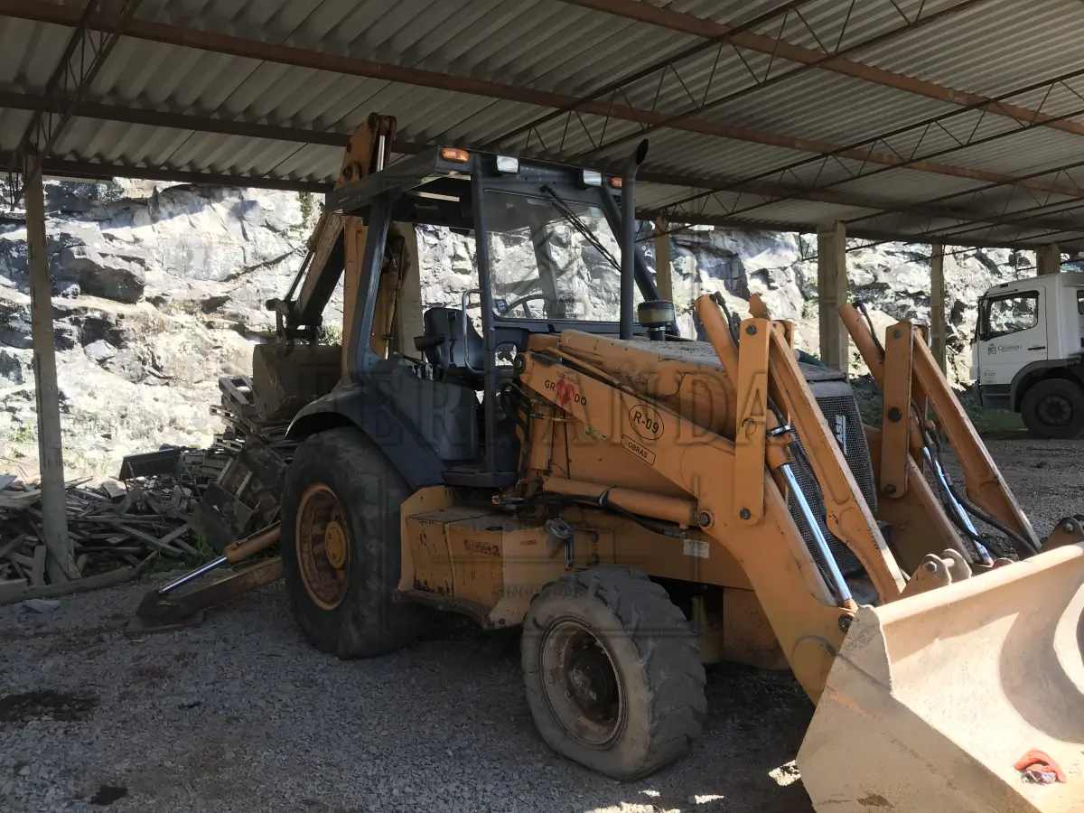 LOTE 016 - Retroescavadeira Case 580L, cor amarela, ano 2002