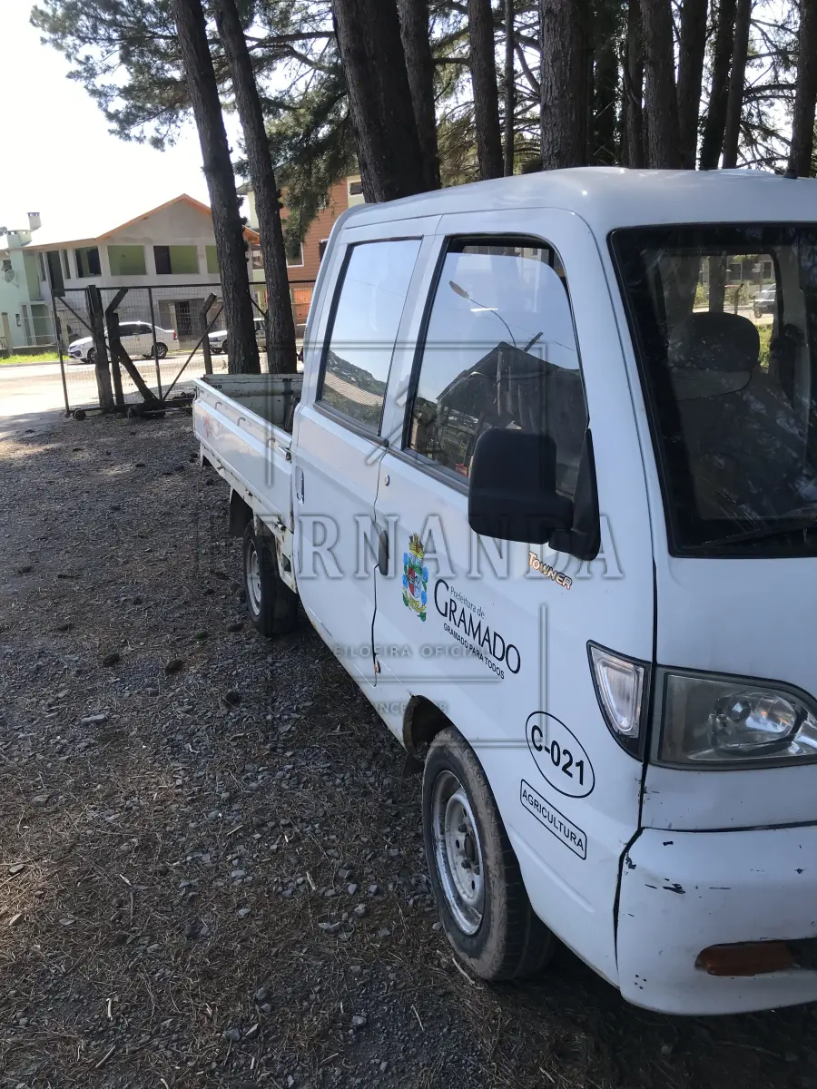 LOTE 009 - Tower JR, cor branca, ano 2010, placas IRW4708
