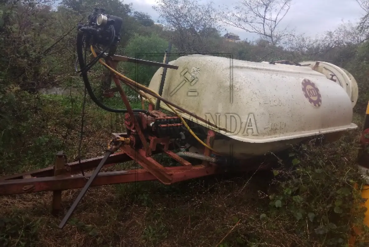 LOTE 022 - Um pulverizador KO 1500litros