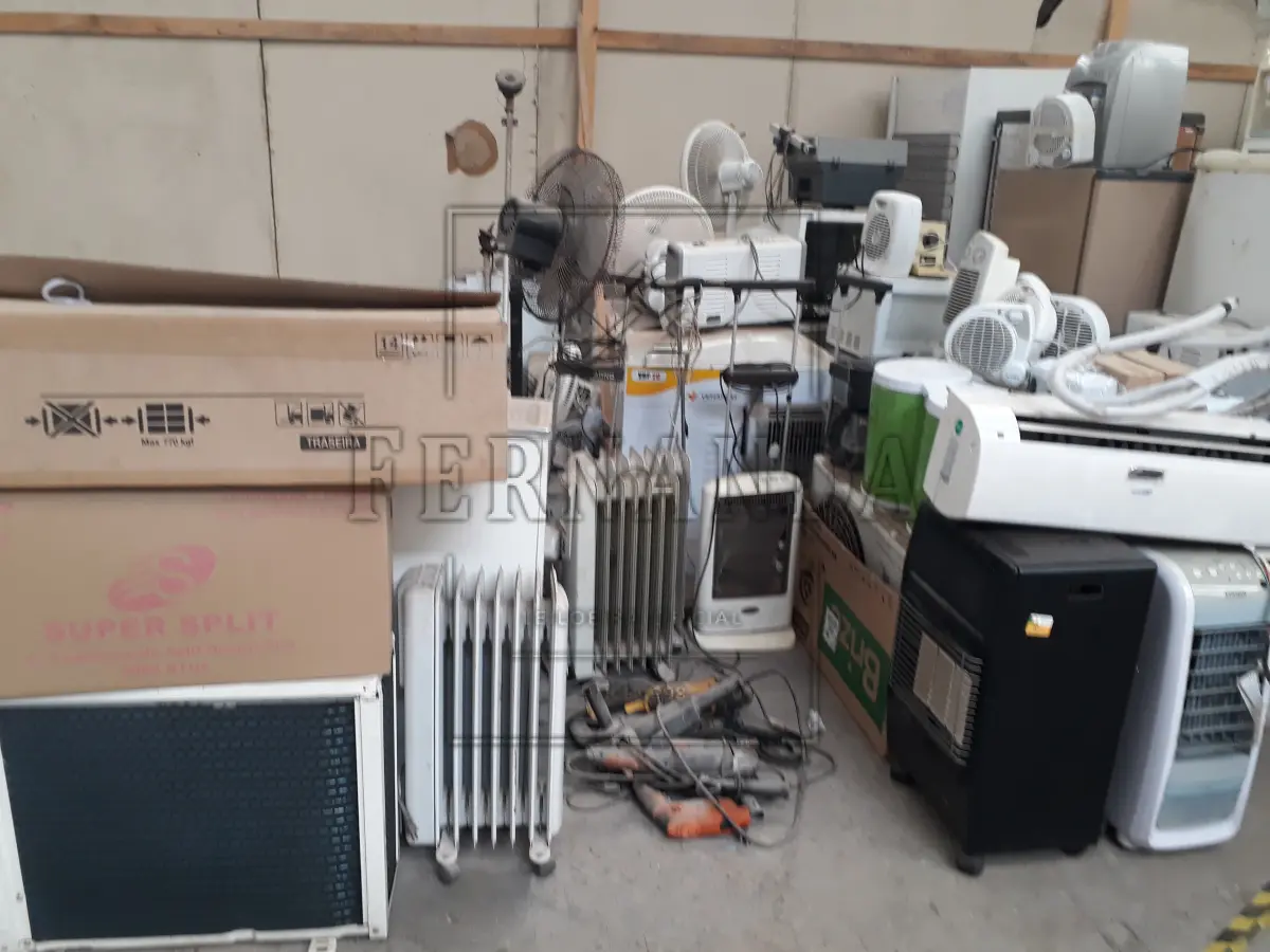 LOTE 023 - Lote composto por ar condicionado, aquecedores, ventiladores, enceradeiras, lixadeiras, cafeteiras, geladeiras, microondas, base de galão de água