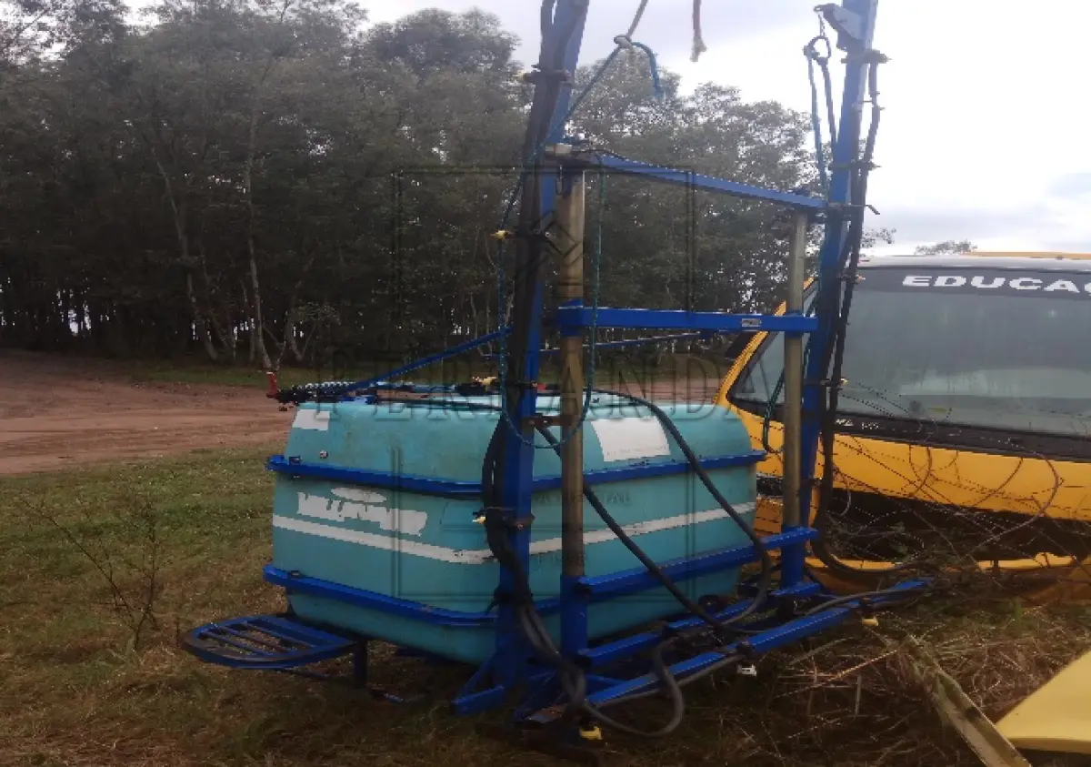 LOTE 023 - Um pulverizador de barra de marca Aral, modelo Valtinho