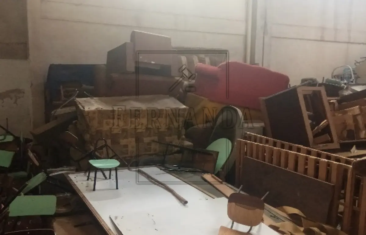 LOTE 028 - Sucatas de arquivos, sofás, berços, etc.