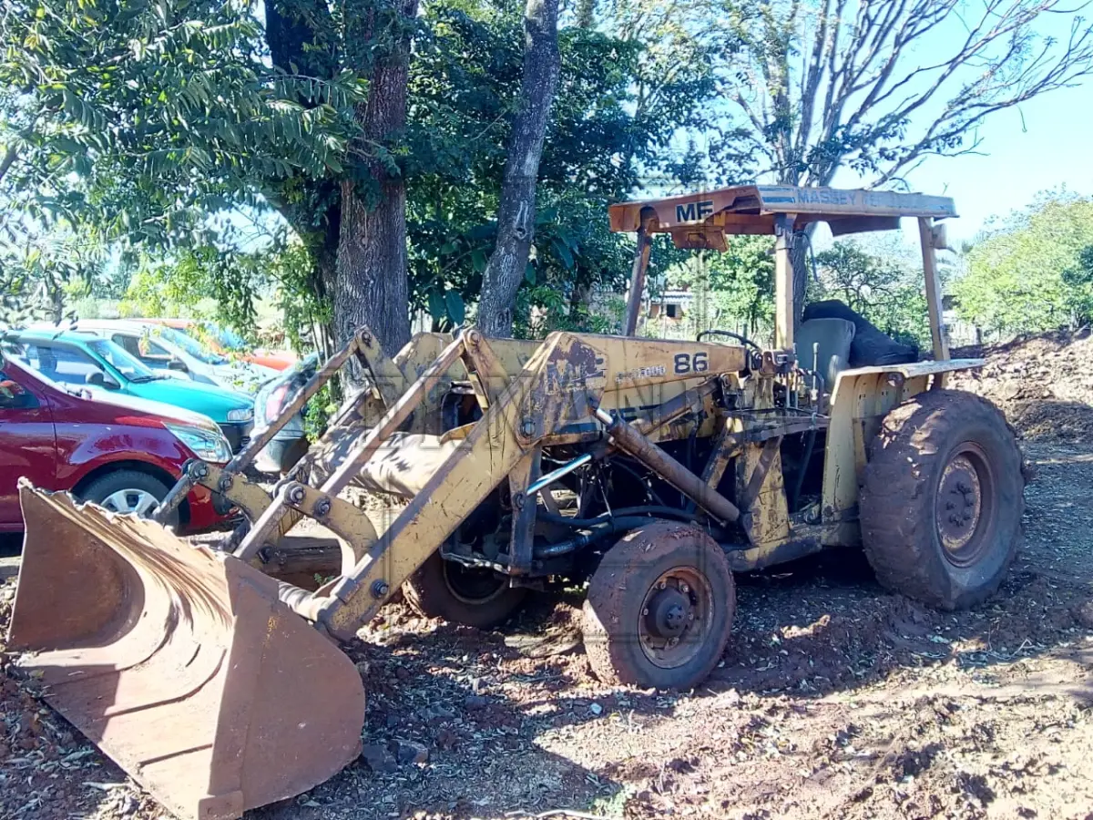 LOTE 004 - Retroescavadeira Massey MF 86