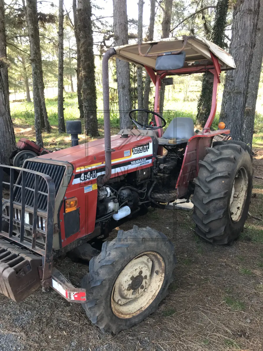 LOTE 015 - Trator Yanmar 1055 DT, ano 2006, cor vermelha.