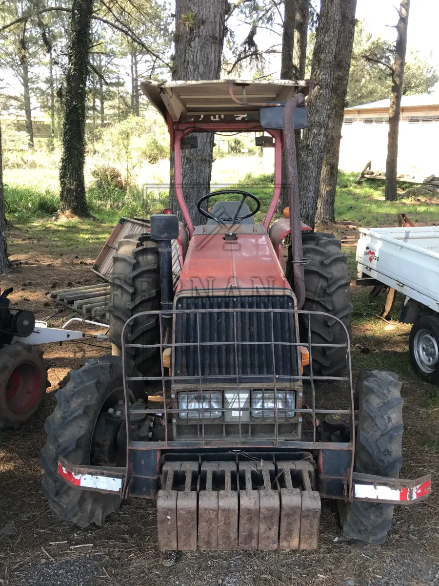 LOTE 015 - Trator Yanmar 1055 DT, ano 2006, cor vermelha.