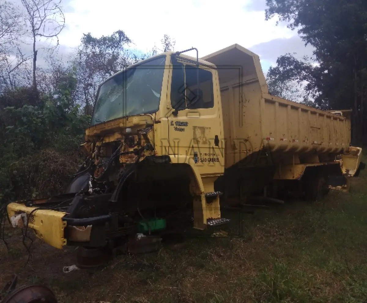 LOTE 014 - Um caminhão basculante M. Benz/L 1620 Truck, 10M3, ano 07, IOE5682