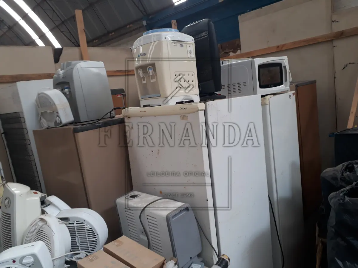 LOTE 023 - Lote composto por ar condicionado, aquecedores, ventiladores, enceradeiras, lixadeiras, cafeteiras, geladeiras, microondas, base de galão de água
