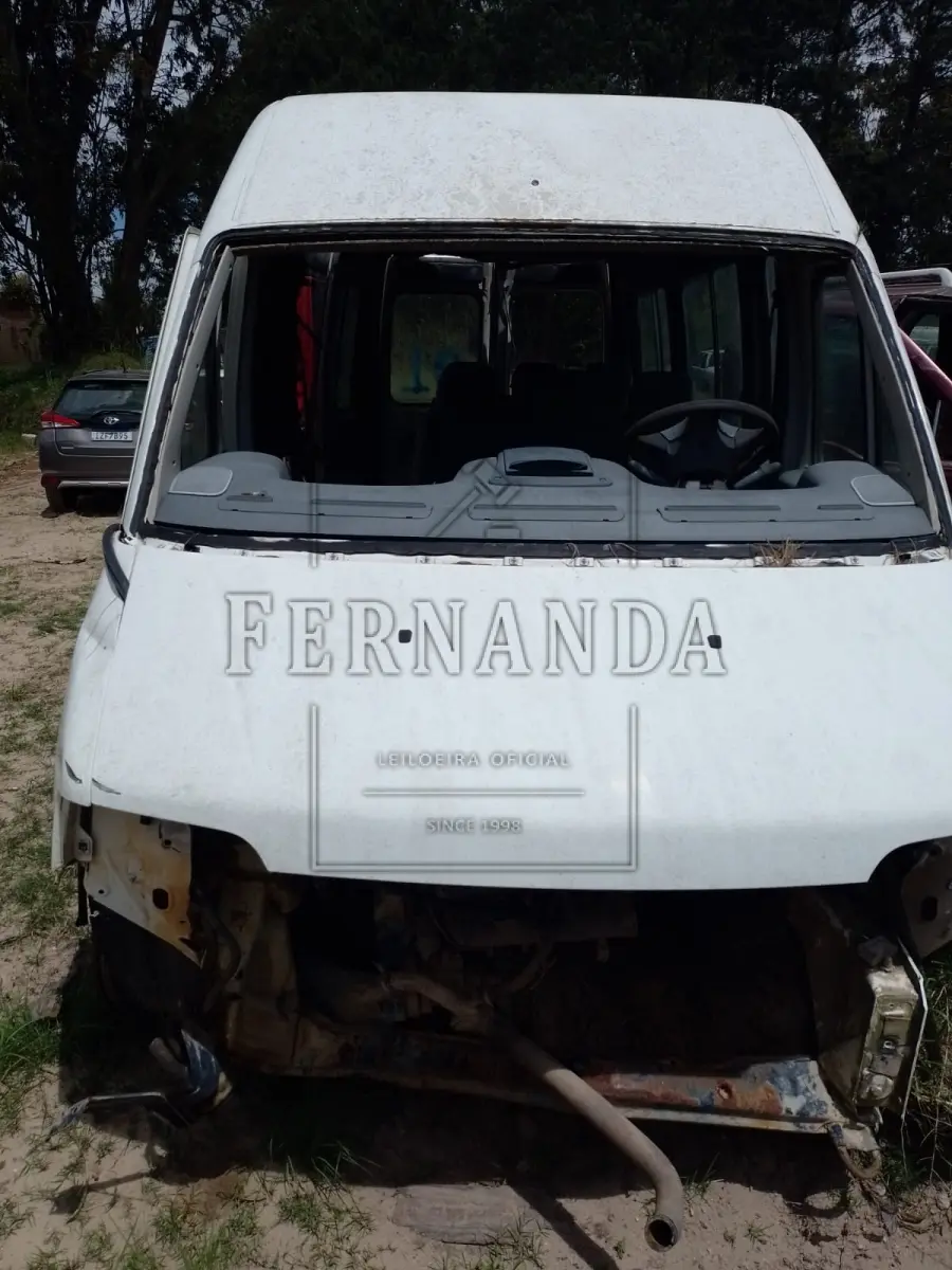 LOTE 052 - VAN PEUGEOT, 2010/2011, Placa IRP5439. Avaliado em R$ 80,00.