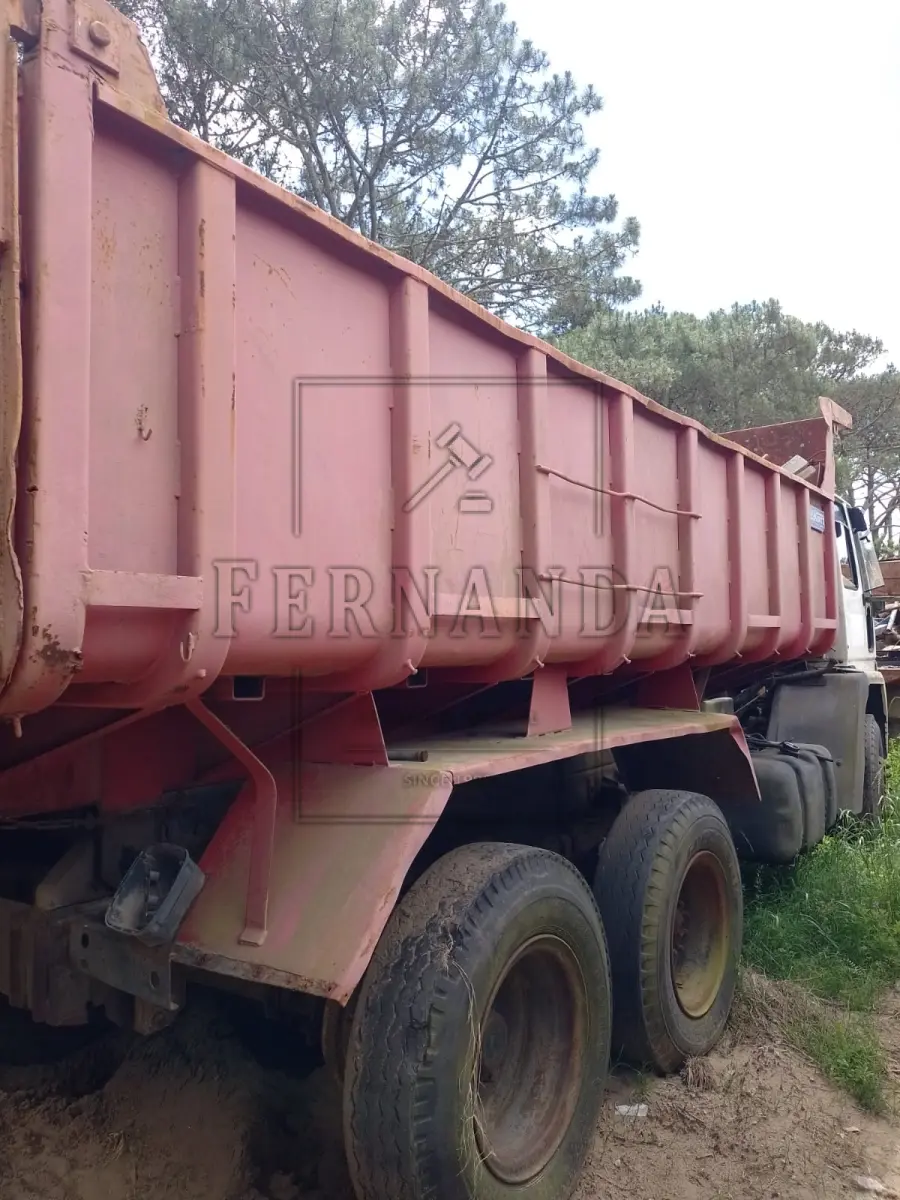 LOTE 060 - FORD CARGO 1415,1998/1998 Placa IIS-6986. Avaliado em R$ 150,00.