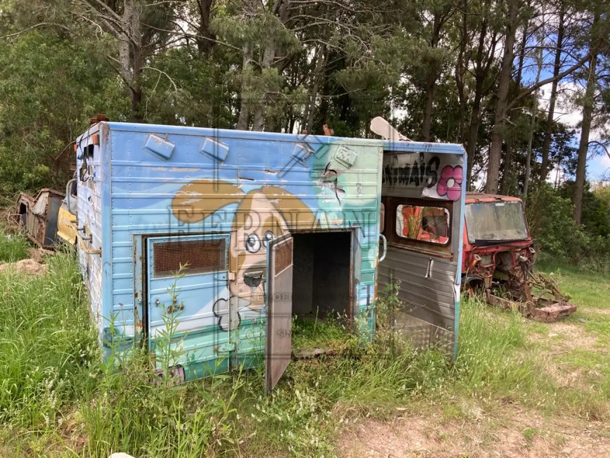 LOTE 026 - Sucata, CASTRA MÓVEL. Avaliado em R$ 50,00.