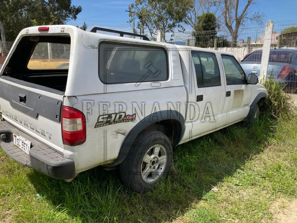 LOTE 020 - Chevrolet S-10 colina D 4x4, 2011, placas ISL9571. Avaliado em R$ 7.000,00.
