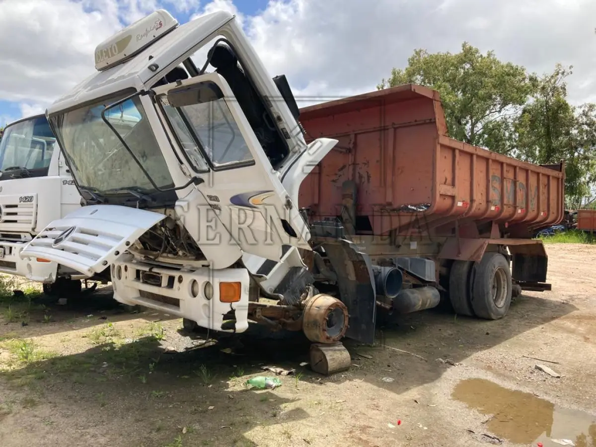 LOTE 018 - M.BENZ/ 1420, 2004/2004, placas IMD7659. Avaliado em R$9.000,00.