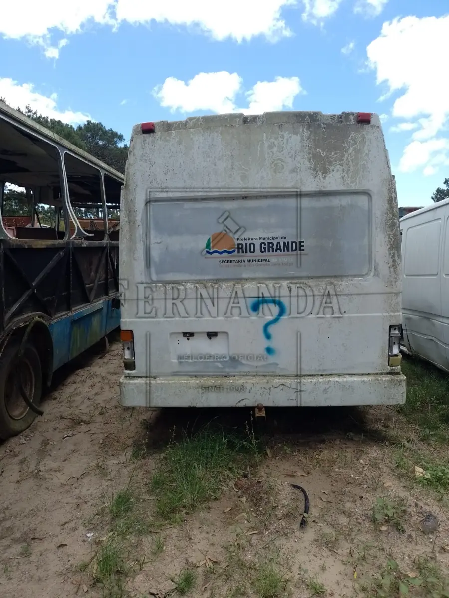 LOTE 055 - VAN/AGRALE ULTRAVAN FIBRA, 1995/1995, Placa IED4577. Avaliada em R$ 80,00.
