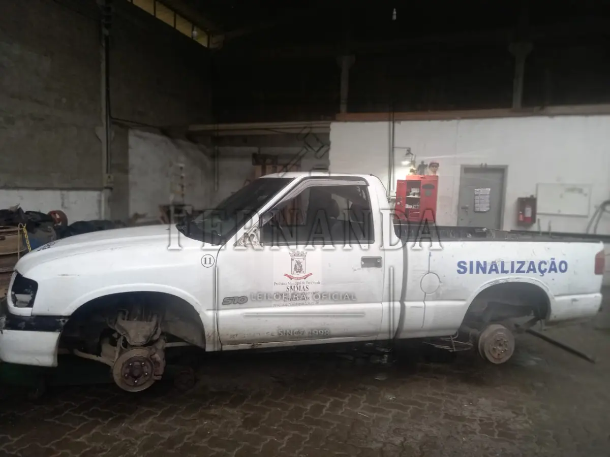 LOTE 059 - Veículo GM/S10 2.2S, ano/modelo 2000/2000, placa IJN9828. Avaliado em R$ 2.800,00.