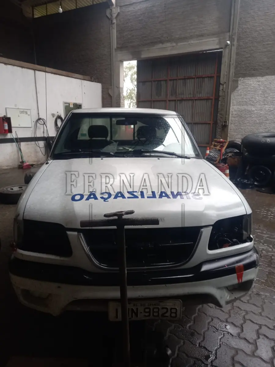 LOTE 059 - Veículo GM/S10 2.2S, ano/modelo 2000/2000, placa IJN9828. Avaliado em R$ 2.800,00.