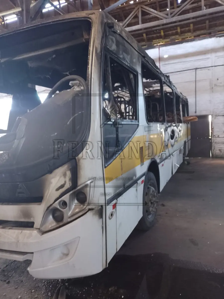 LOTE 026 - Ônibus Agrale/Masca Granmidi O, 2011/2011,  placa IRR7601. Avaliado em R$ 1.800,00. OBS.: Veículo queimado.