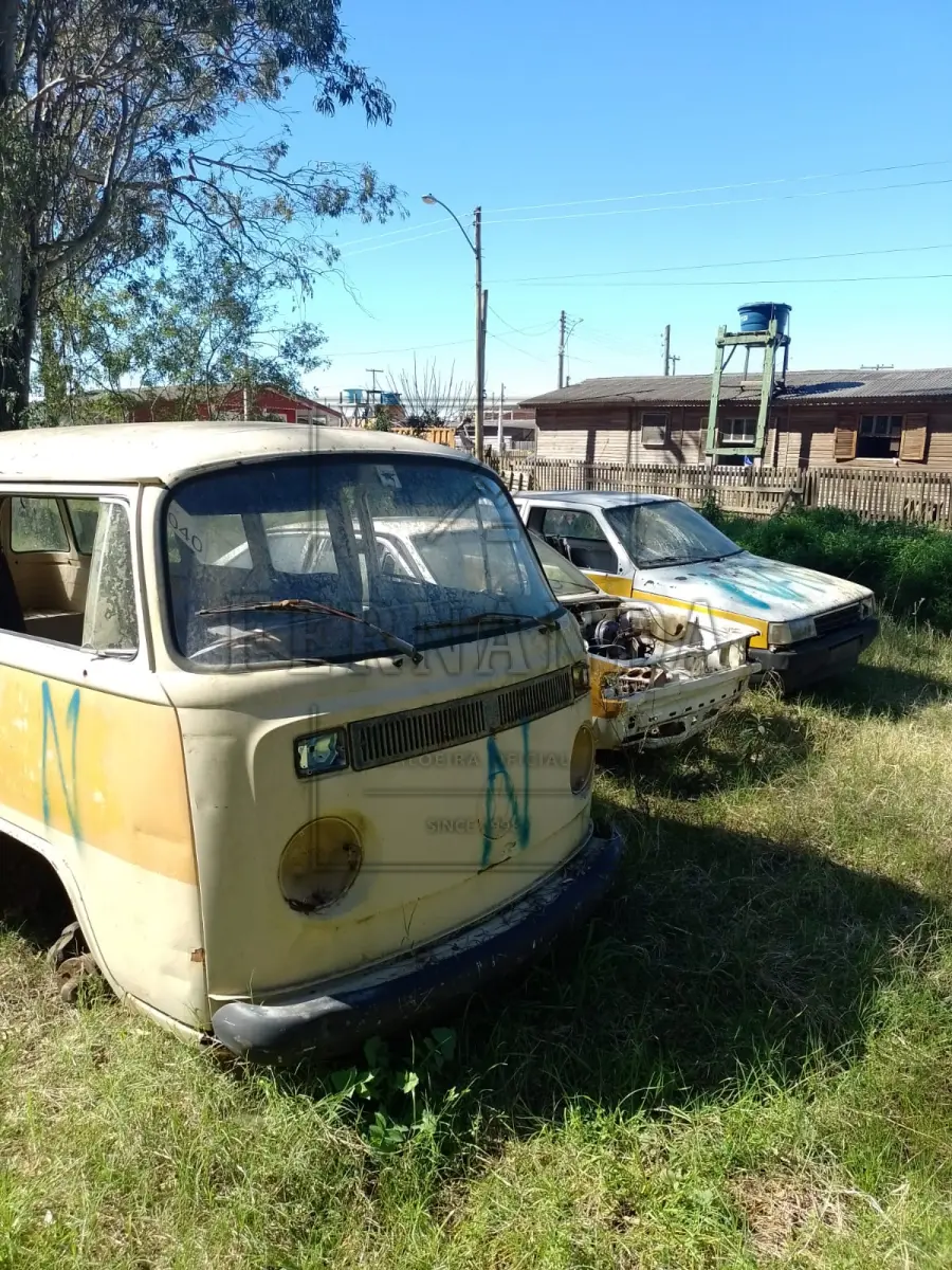 LOTE 040 - LOTE DE SUCATA DE VEÍCULOS: VW/GOL CL 1.8, ano/modelo 1993/1993, FIAT/UNO S IE, ano/modelo 1994/1994, VW/KOMBI, ano/modelo 1985/1985, VW/ GOL 1.0 GIV, ano/modelo 2008/2009; VW/KOMBI ano/modelo 2002/2003. EXCLUSIVO PARA CDV. Lote avaliado em R$ 270,00.