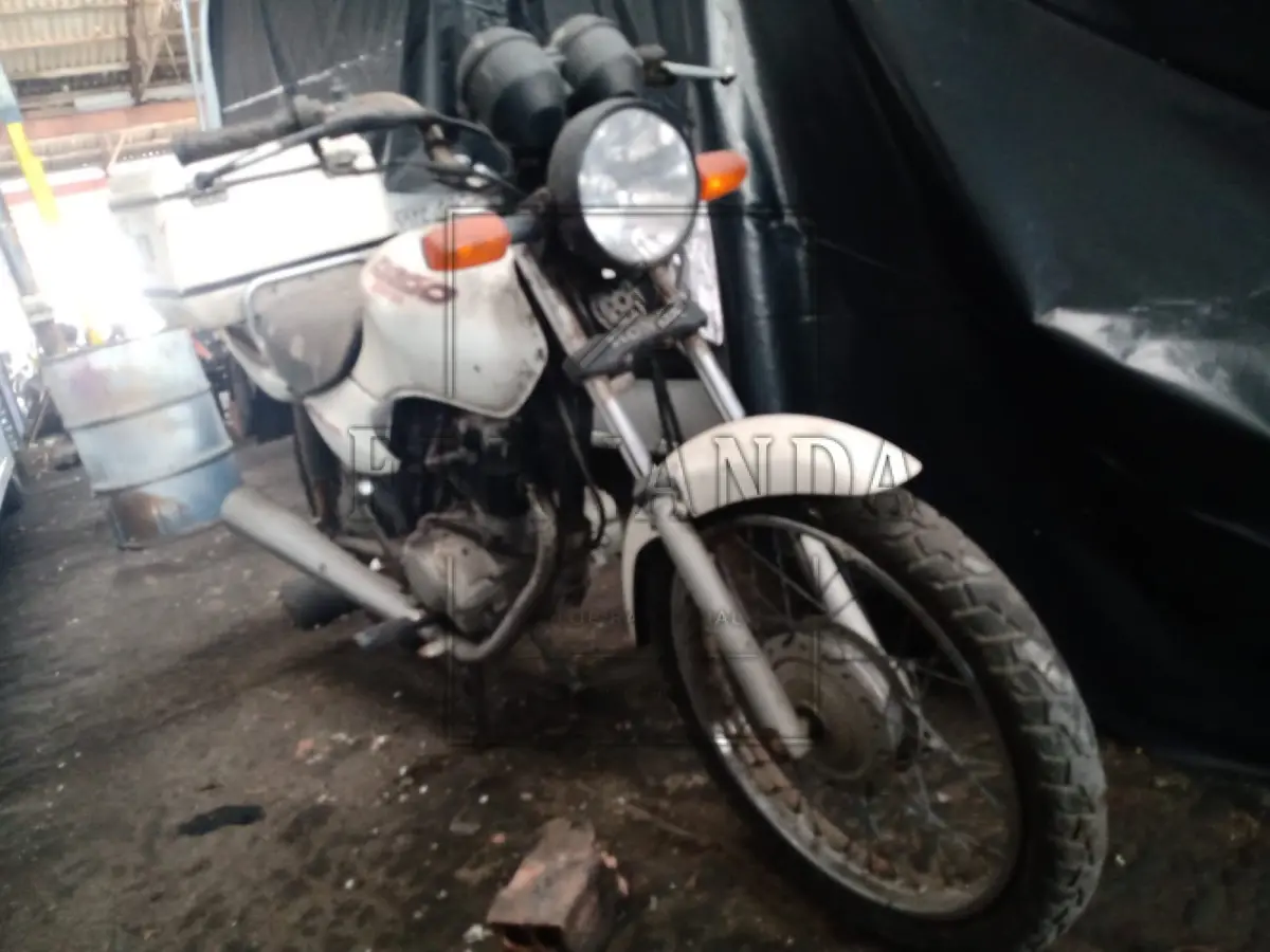 LOTE 038 - Motocicleta Honda/ CG 125 Cargo, ano/modelo 2000/2000, placa IJQ8723. Avaliada em R$ 350,00.