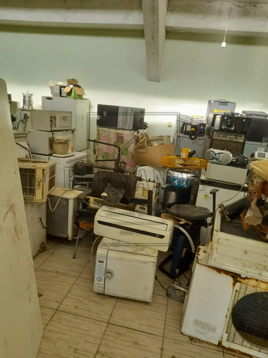 LOTE 023 - Sucatas diversas. Avaliada em R$ 260,00.