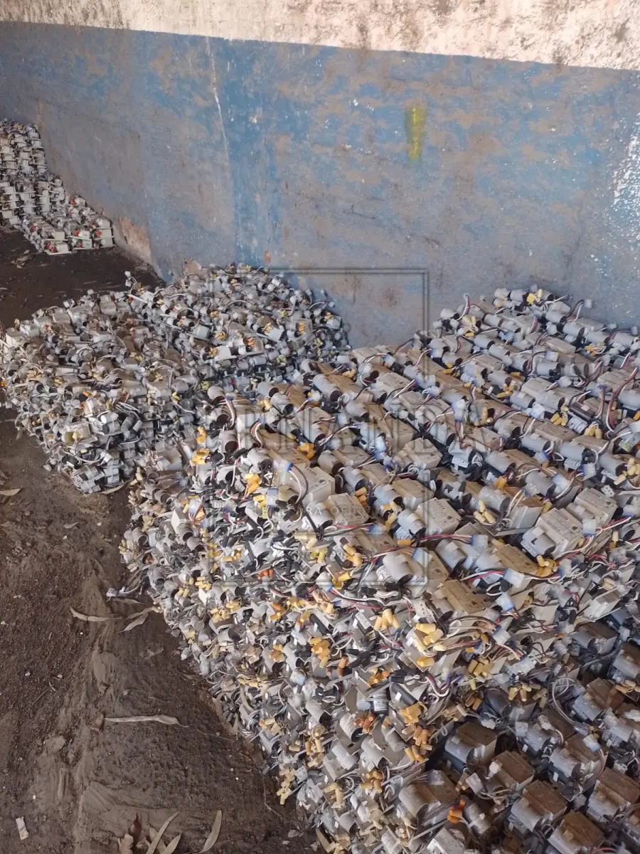 LOTE 018 - Lote composto por reatores internos 70, 100, 150 e 250 Amperes. Avaliado em R$ 170,00.