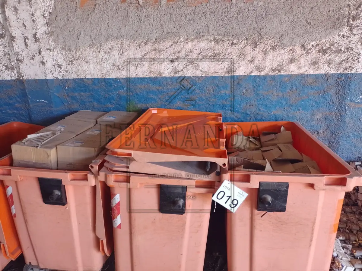 LOTE 019 - Lote composto por lâmpadas diversas 70,100, 150 e 250 amperes. Avaliado em R$ 170,00.