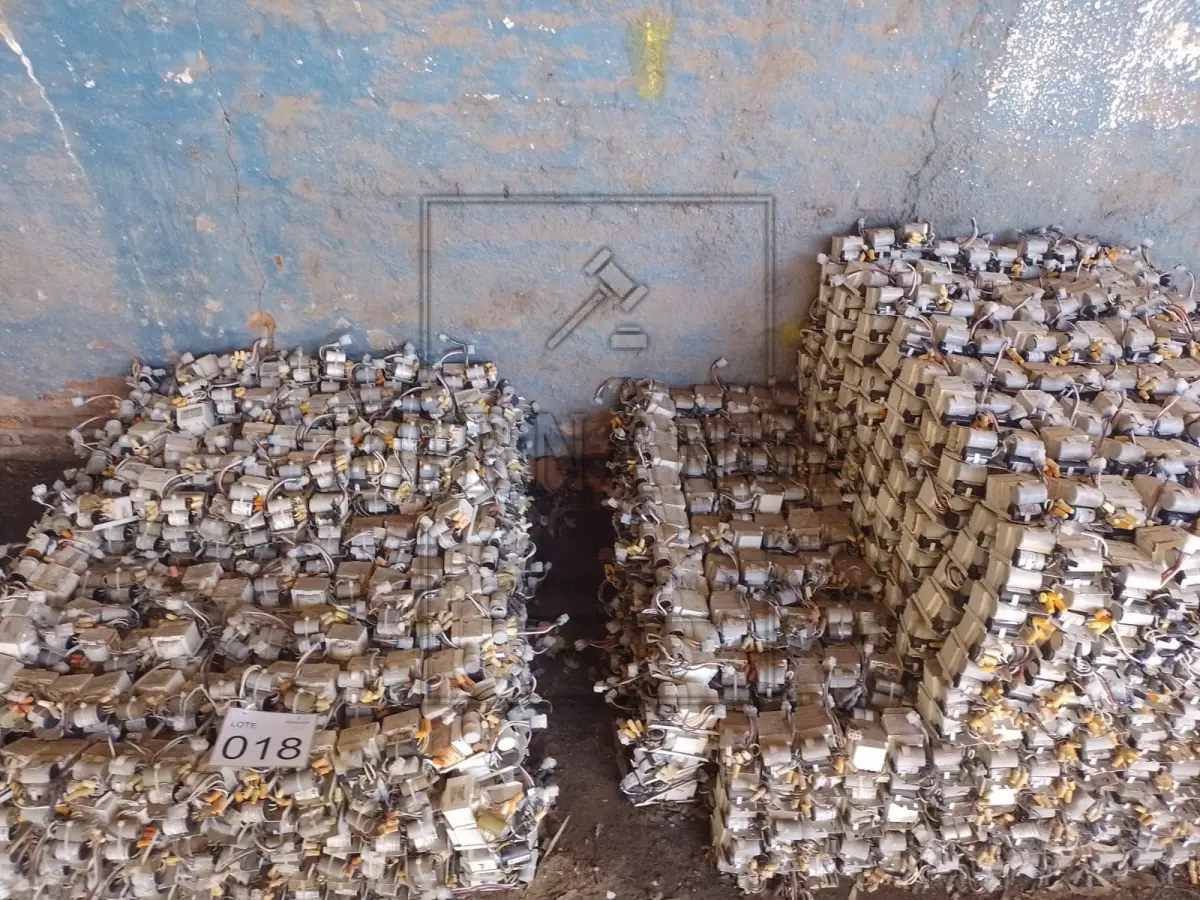 LOTE 018 - Lote composto por reatores internos 70, 100, 150 e 250 Amperes. Avaliado em R$ 170,00.