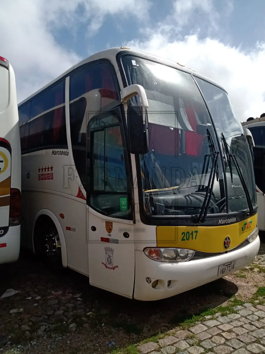 LOTE 056 - Ônibus Mercedes Benz/ Marcopolo Paradiso R, ano/modelo 2002/2002, placa IKU7716. Avaliado em R$ 50.000,00. VEÍCULO COM MULTA DE R$ 472,75