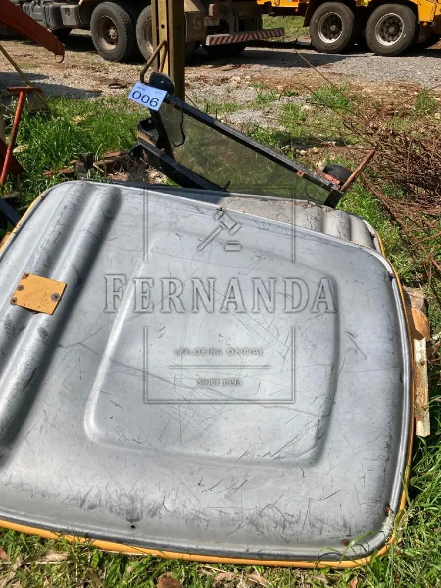 LOTE 006 - Capota para trator Valtra A950, 02 unidades. Avaliado em R$ 470,00.