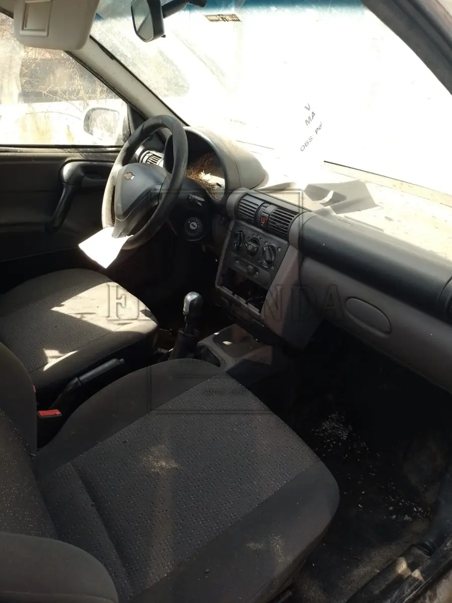 LOTE 001 - Veículo I/ Chevrolet Classic LS, Ano/modelo 2014/2014, Placa IVI0577. Avaliado em R$ 2.600,00.
