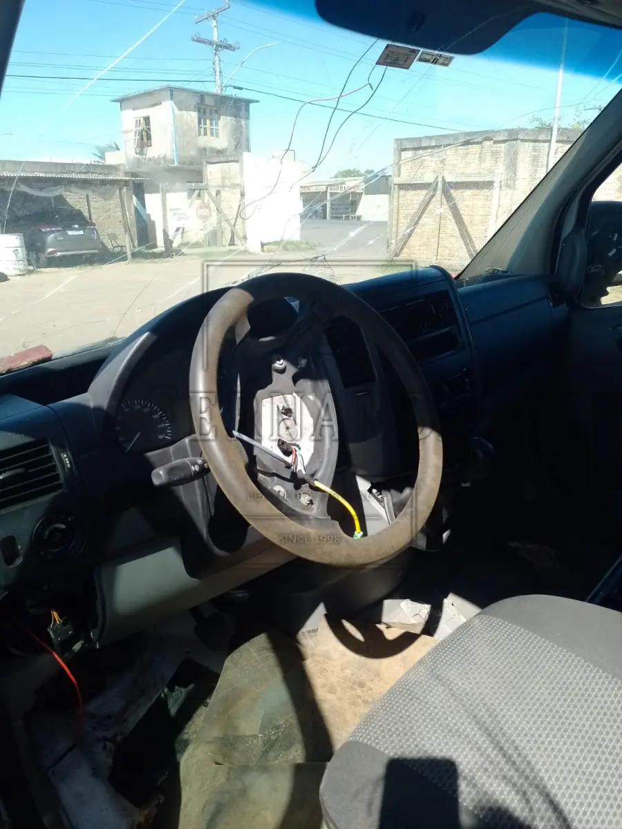 LOTE 014 - Veículo I/M. BENZ 311 CDI AUTOM AM, Ano/modelo 2014/2014, Placa IVT8106.  Avaliado em R$ 5.300,00.