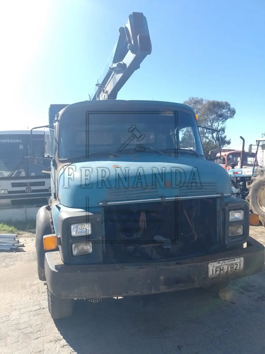 LOTE 011 - Caminhão M. Benz L 1113, com MUNCK ano/modelo 1976/1976, placa IFH1821. OBS.: VEÍCULO SEM MORTOR.  No documento consta carroceria BASCULANTE Avaliado em R$ 5.000,00.