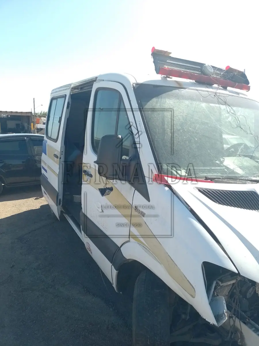 LOTE 014 - Veículo I/M. BENZ 311 CDI AUTOM AM, Ano/modelo 2014/2014, Placa IVT8106.  Avaliado em R$ 5.300,00.