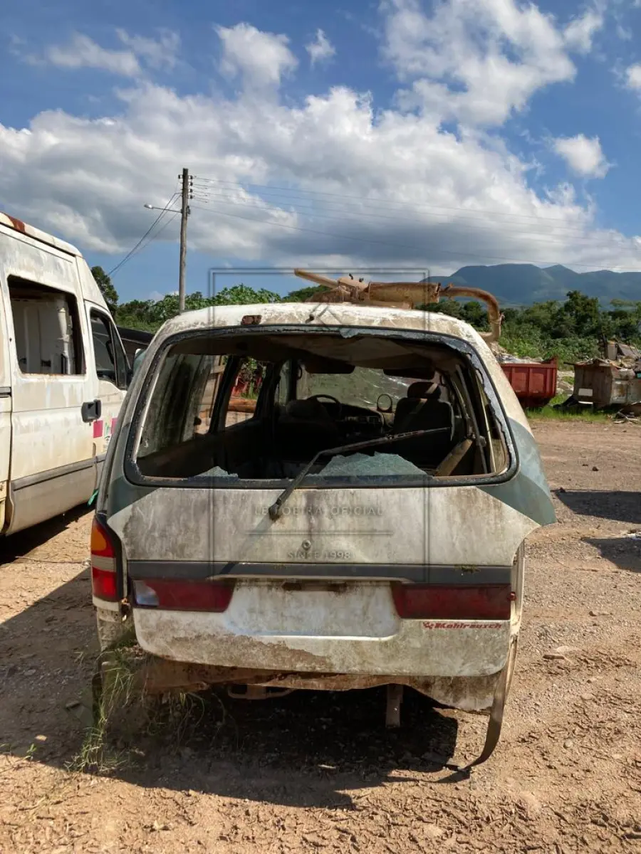 LOTE 005 - Microonibus I/Kia Besta 12P GS, Ano/Modelo 2000/2000, Placa: IJM-9636. Avaliado em R$ 1.800,00.