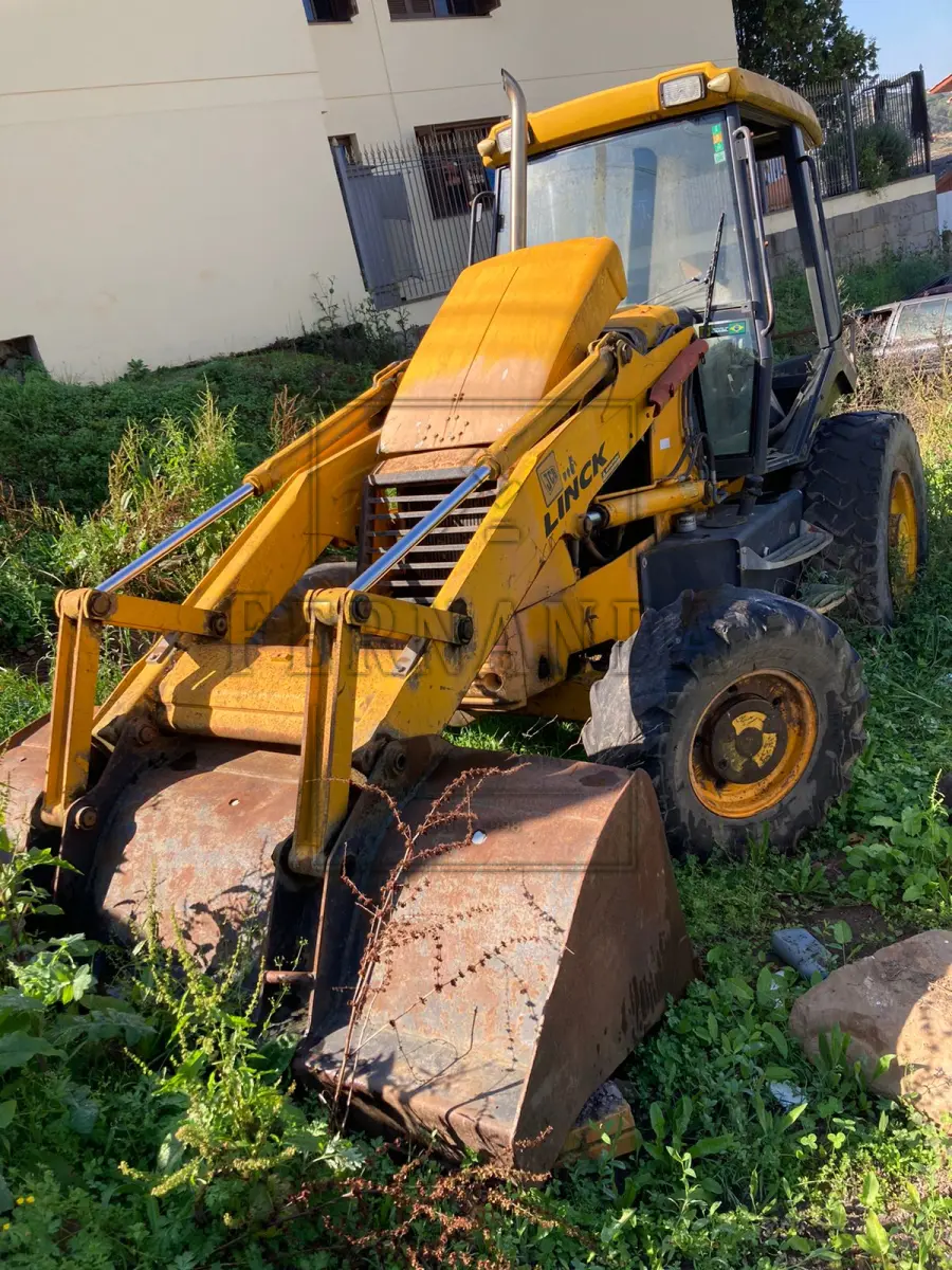 LOTE 003 - Retroescavadeira JCB, Nº de série 04BRCP029506 Chassis 9B9214TC46BDT4367, 2007. Placa Patrimonial 20035. Avaliada em R$ 23.000,00.