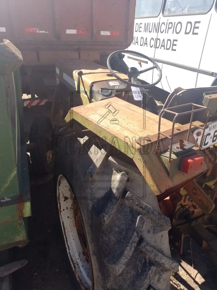 LOTE 004 - Trator de rodas M.A/ AGRALE, ano/modelo 1983/1983, placas IJC6554. Avaliado em R$ 1.700,00.