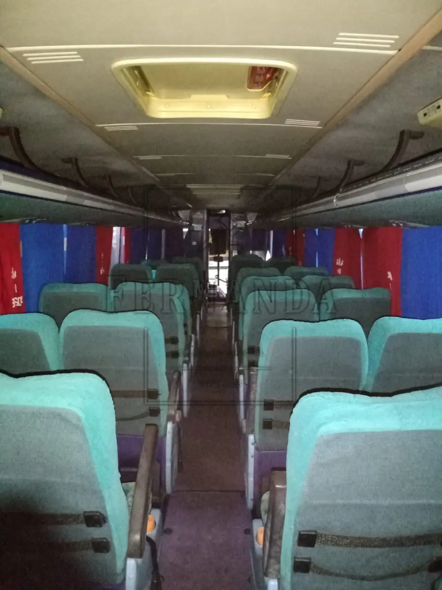LOTE 055 - Ônibus Volvo/ Marcopolo Paradiso GVR, ano/modelo 1999/2000, placa IJF9175. Avaliado em R$ 35.000,00. VEÍCULO COM MULTA DE 134,33.