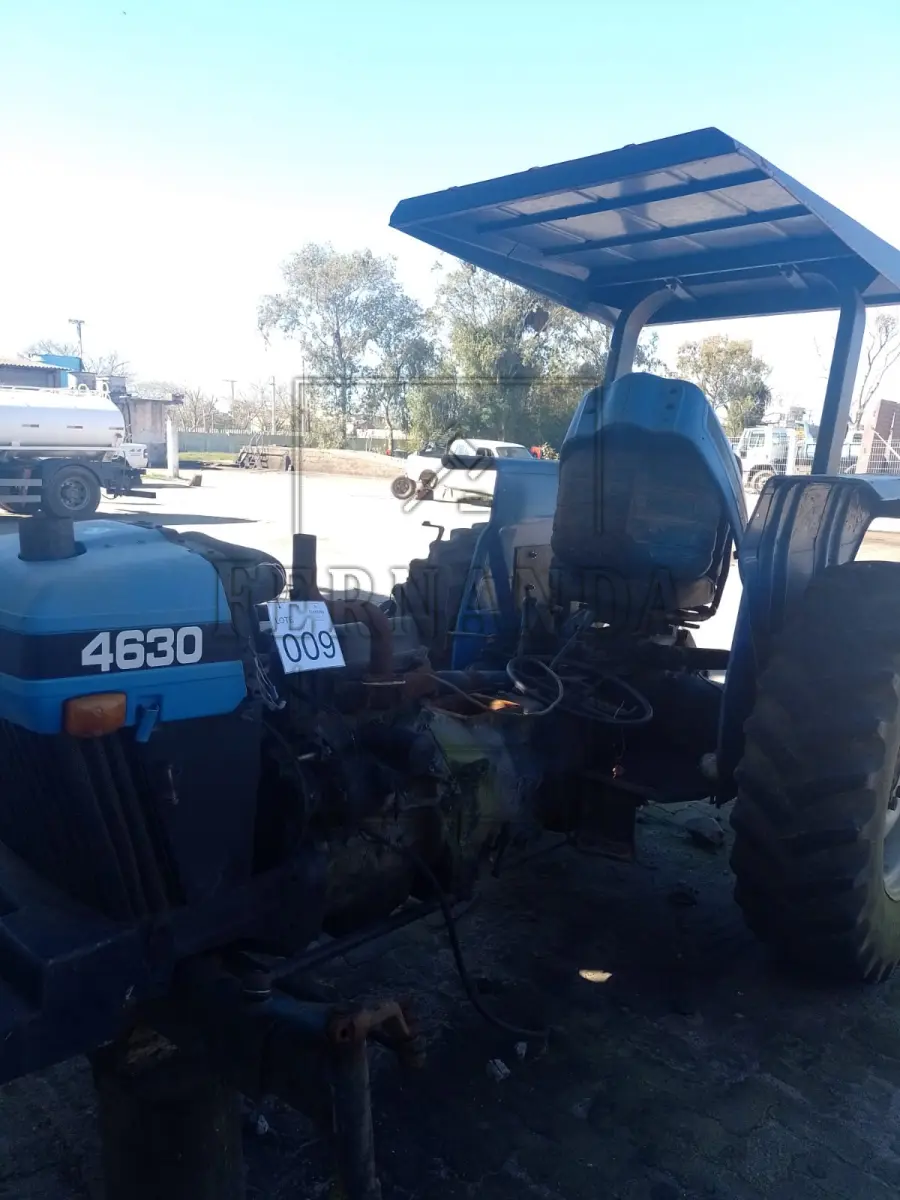 LOTE 009 - Trator New Holland, 4630, cor azul. Avaliado em R$ 1.200,00.