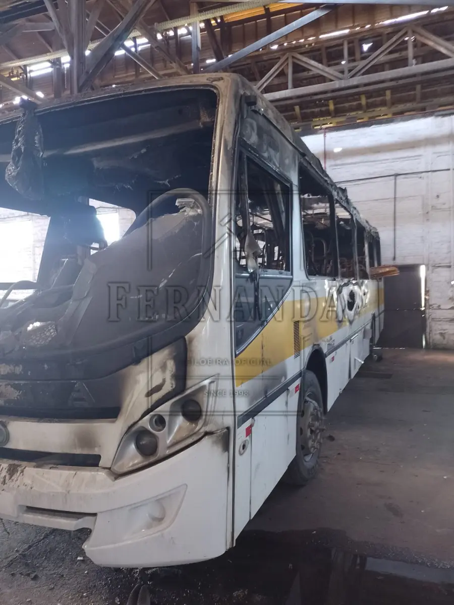 LOTE 026 - Ônibus Agrale/Masca Granmidi O, 2011/2011,  placa IRR7601. Avaliado em R$ 1.800,00. OBS.: Veículo queimado.