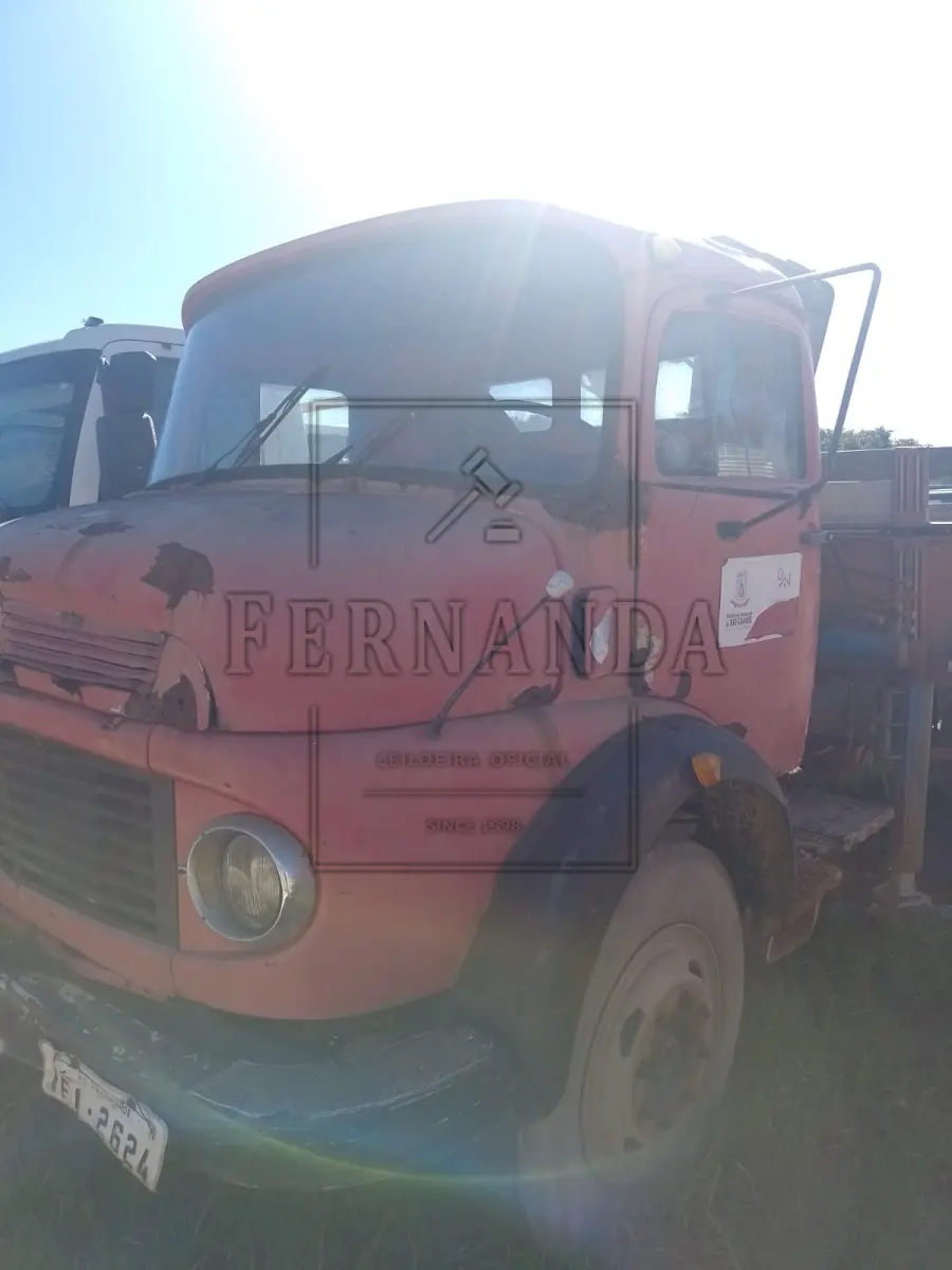 LOTE 006 - Caminhão M. BENZ L1113 com MUNCK, ano/modelo 1982/1982, placas IFI2624. Avaliado em R$ 5.000,00. Obs. No documento consta carroceria BASCULANTE.