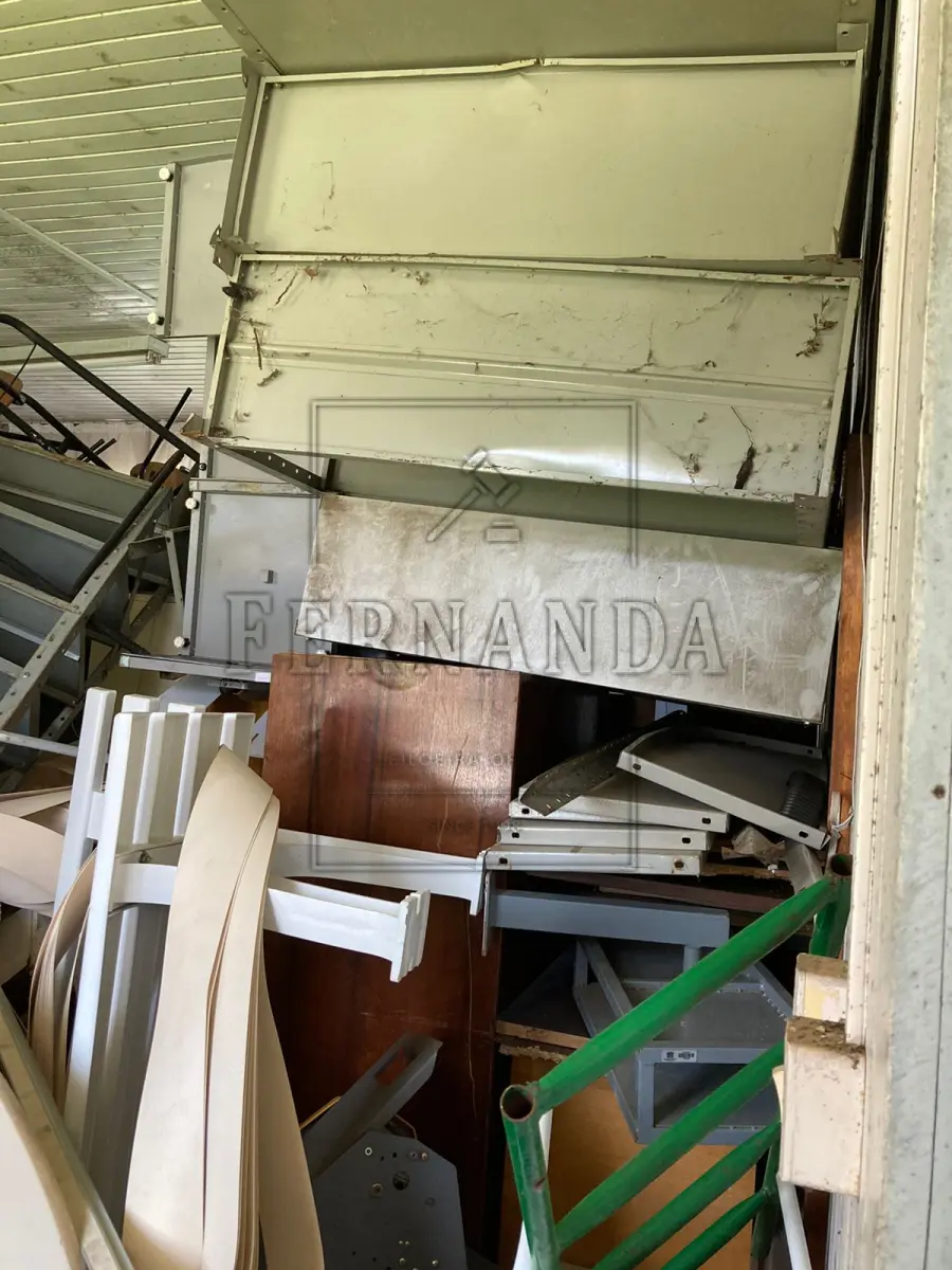 LOTE 009 - Lote composto por móveis. Avaliado em R$ 150,00