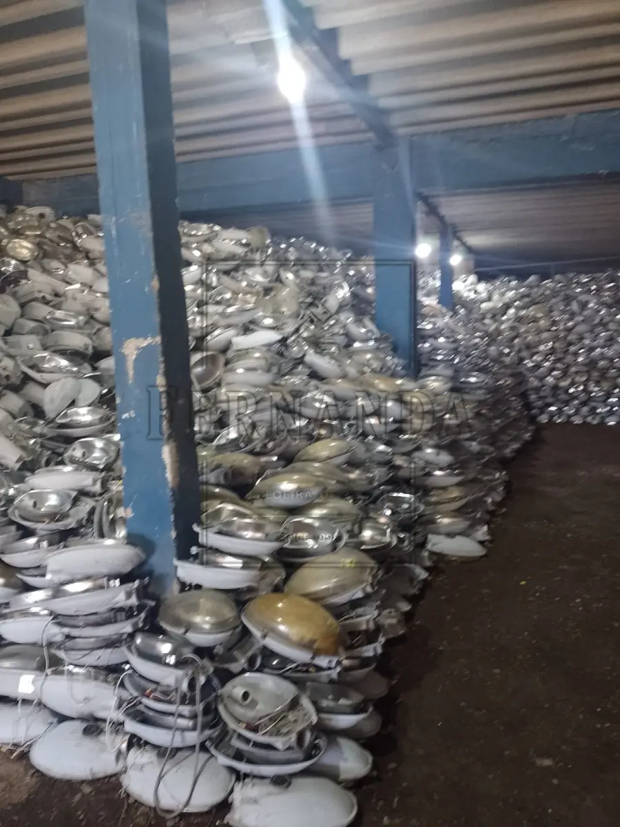 LOTE 015 - Lote composto por luminárias diversas. Avaliado em R$ 800,00.
