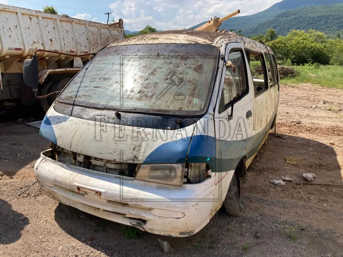 LOTE 005 - Microonibus I/Kia Besta 12P GS, Ano/Modelo 2000/2000, Placa: IJM-9636. Avaliado em R$ 1.800,00.