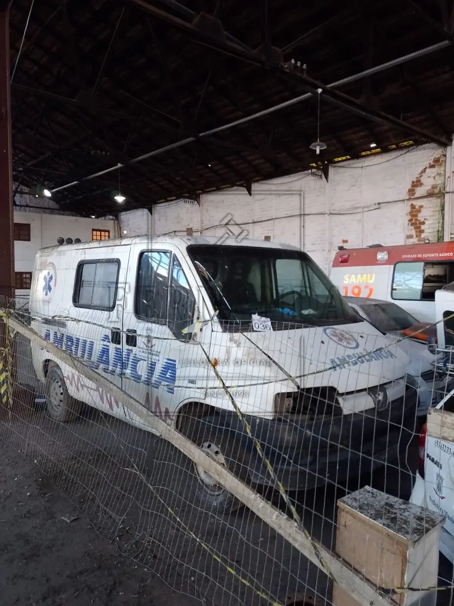 LOTE 036 - Veículo Peugeot/ Box Transfrom A, ano/modelo 2010/2010, placa IQY4859. Avaliada em R$ 5.200,00.