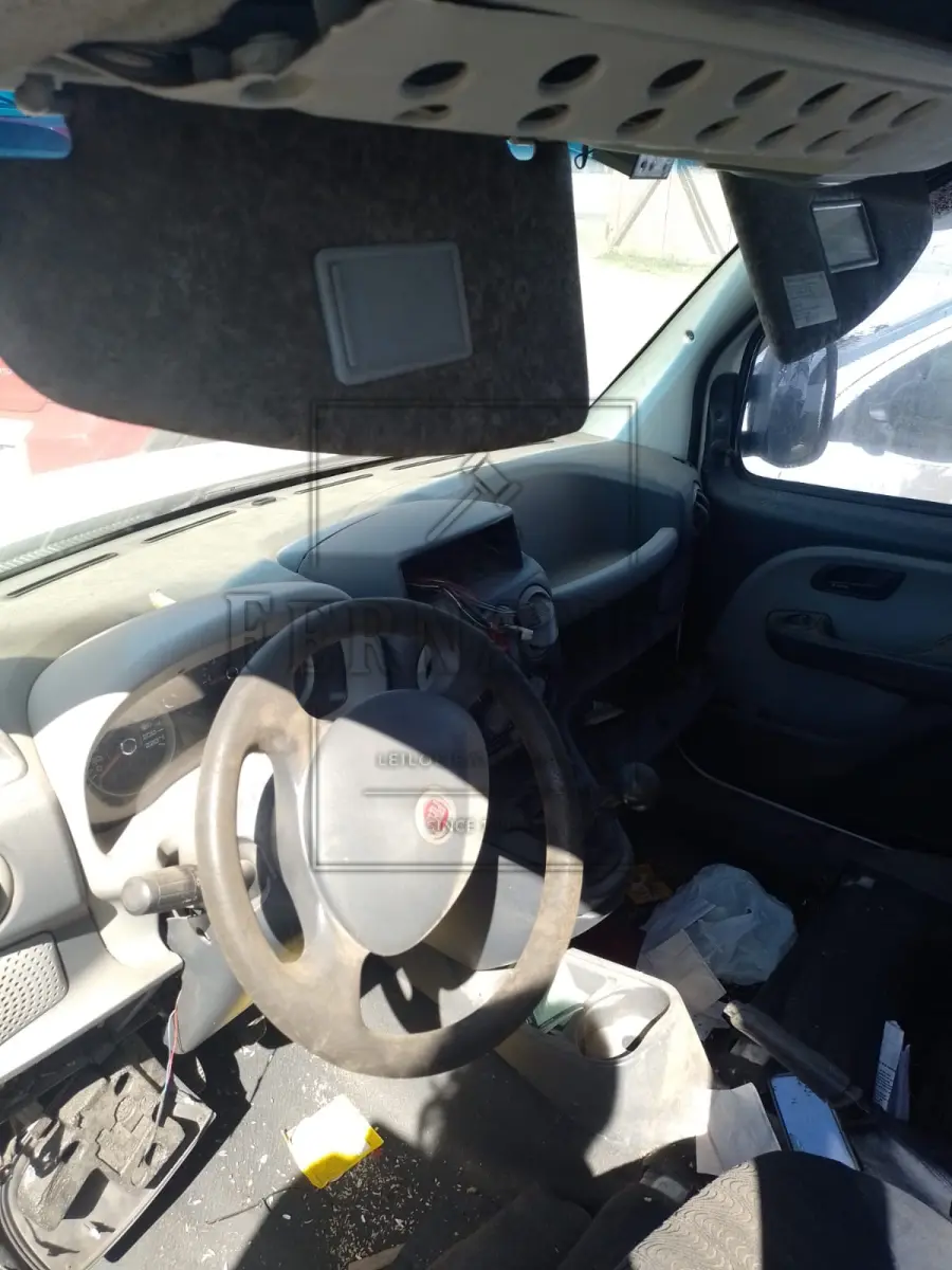 LOTE 006 - Veículo FIAT/ Doblo Essence 1.8, Ano/modelo 2011/2012, Placa IRZ3473. Avaliado em R$ 4.400,00.