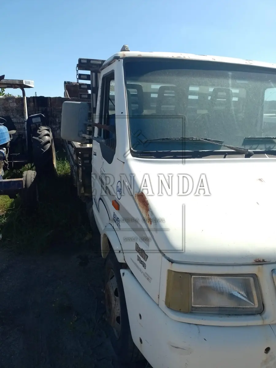 LOTE 016 - Veículo Iveco Daily 7013 CC, Ano/modelo 2007/2007, Placa IOE3791. Avaliado em R$ 6.200,00.