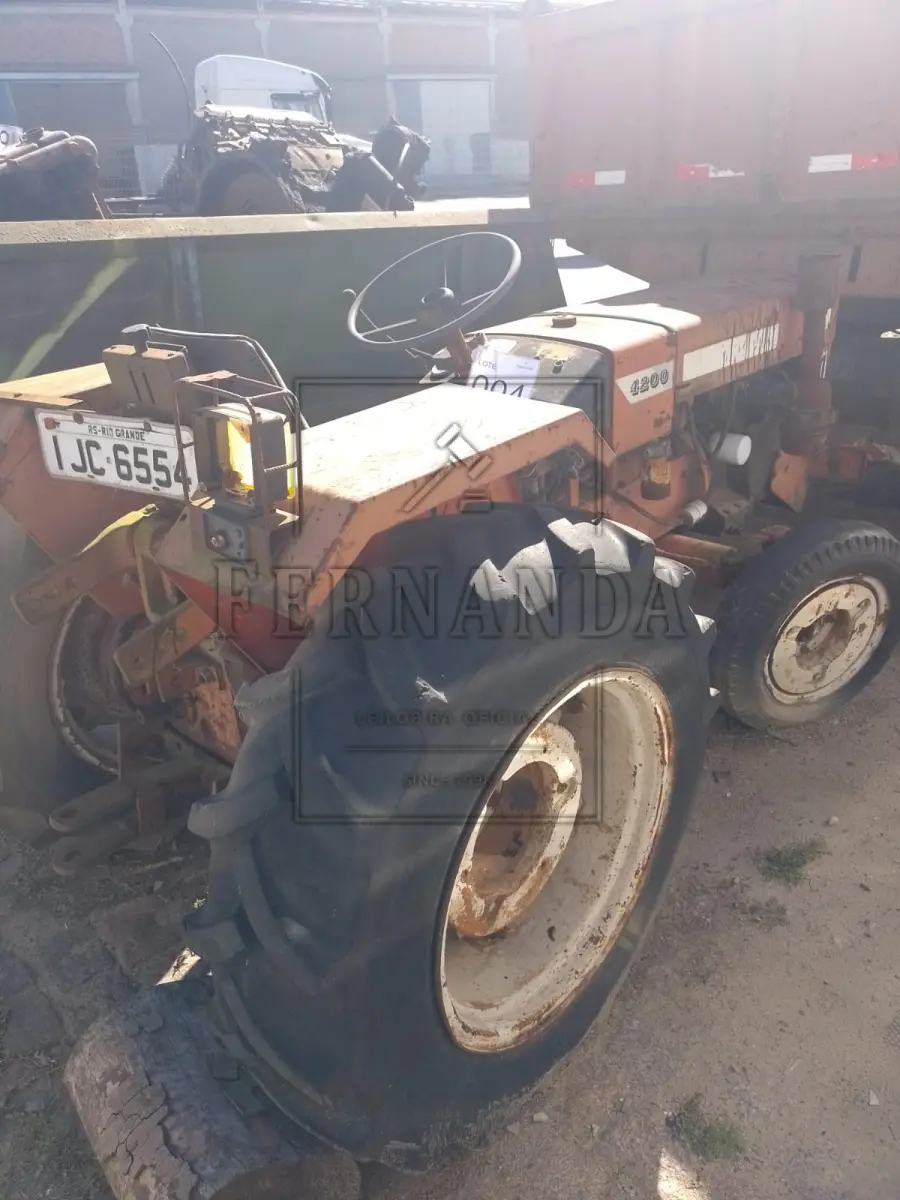 LOTE 004 - Trator de rodas M.A/ AGRALE, ano/modelo 1983/1983, placas IJC6554. Avaliado em R$ 1.700,00.