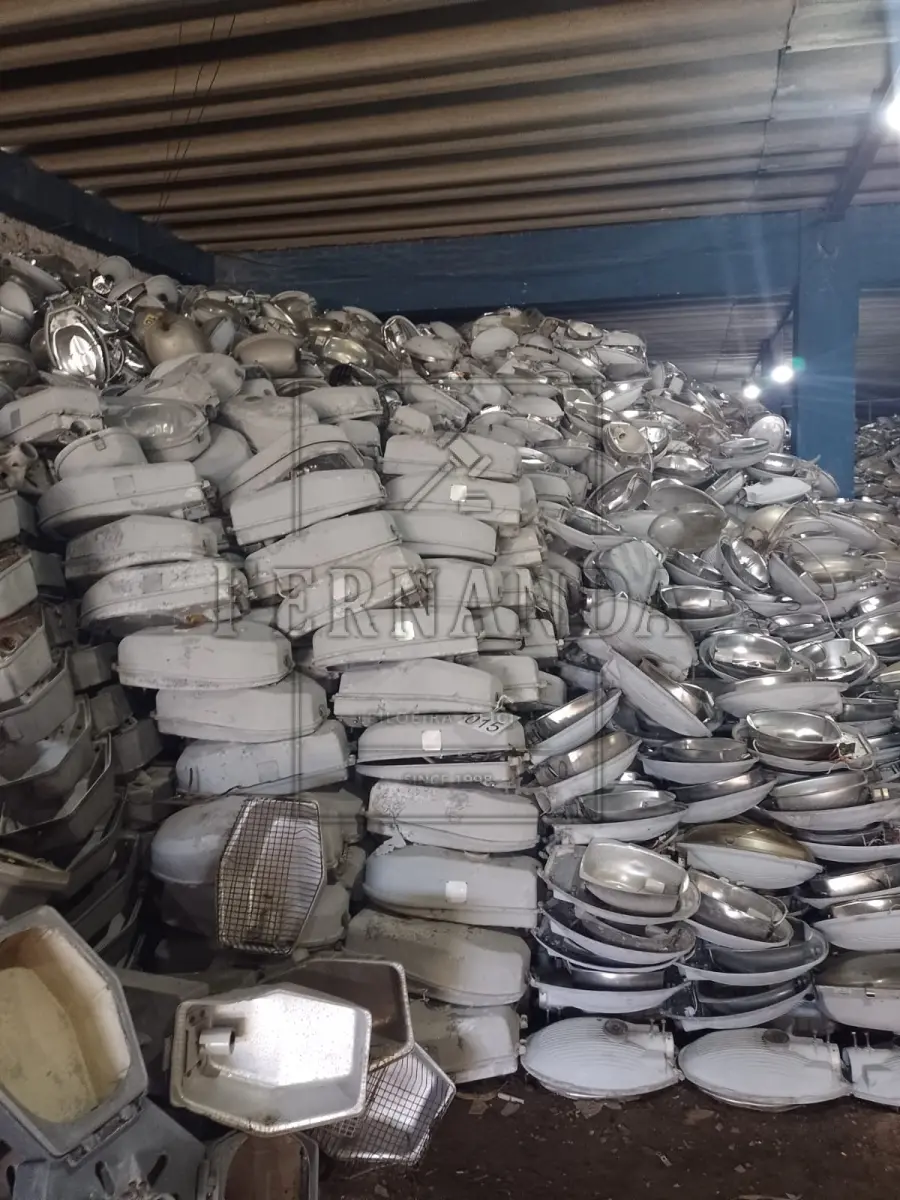 LOTE 015 - Lote composto por luminárias diversas. Avaliado em R$ 800,00.